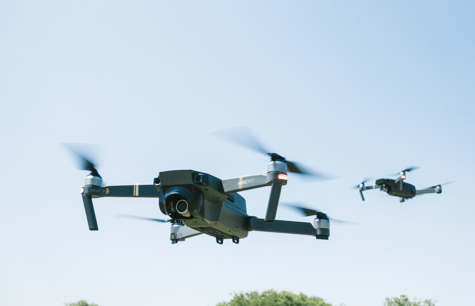 飛んでいるドローン